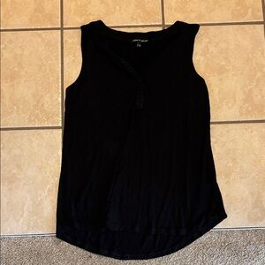 Cable & Gauge Black Sleeveless V-Neck Tank Top